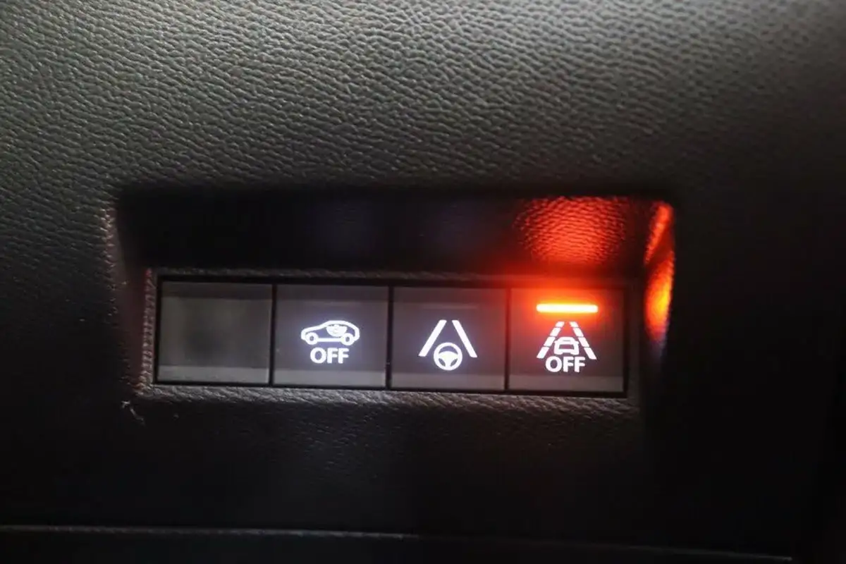 2021-peugeot-2008-suv-e-gt-premium-50kwh-big-24