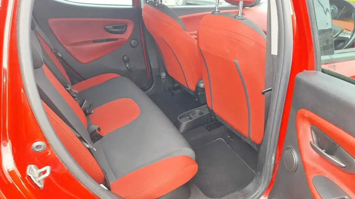 2013-chrysler-ypsilon-12-blackred-big-6