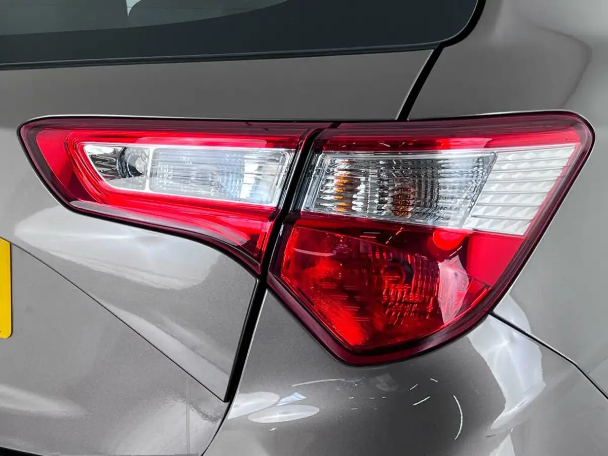 2019-toyota-yaris-15-vvt-i-icon-tech-111bhp-1496cc-cvt-big-6