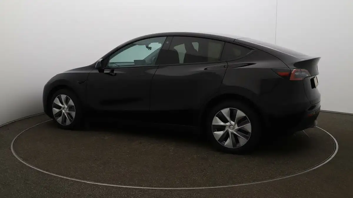 2022-tesla-model-y-e-long-range-big-39