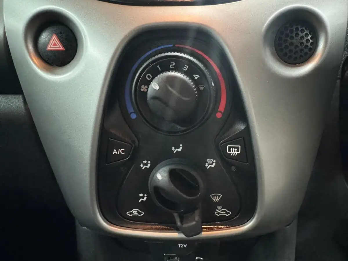 2017-citroen-c1-12-puretech-feel-3d-big-25