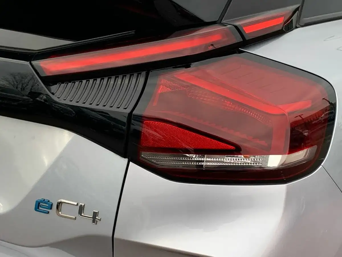 2021-citroen-c4-e-shine-big-39