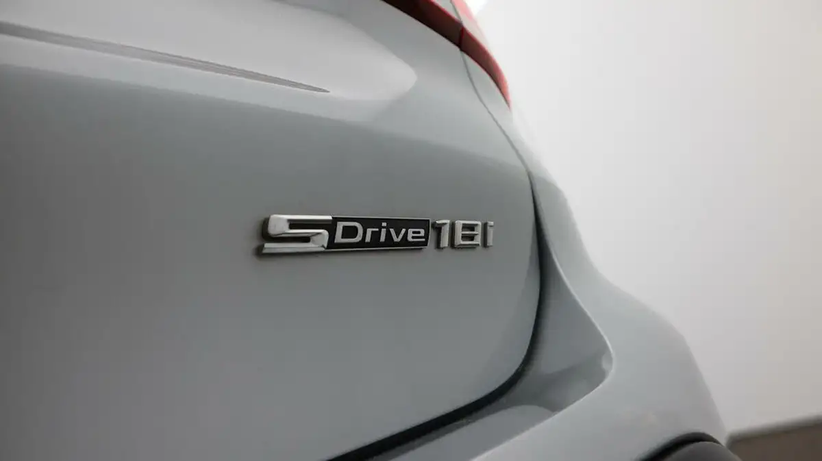 2021-bmw-x1-15-sdrive18i-xline-big-23