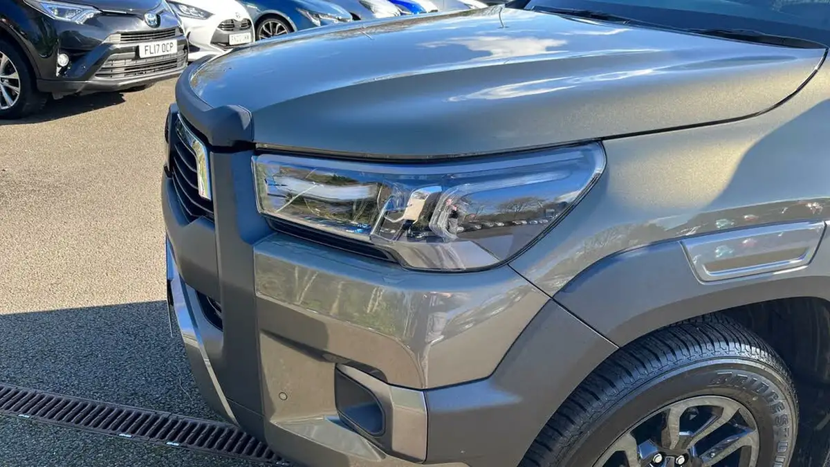 2023-toyota-hi-lux-28d-4d-invincible-x-2754cc-auto-big-37