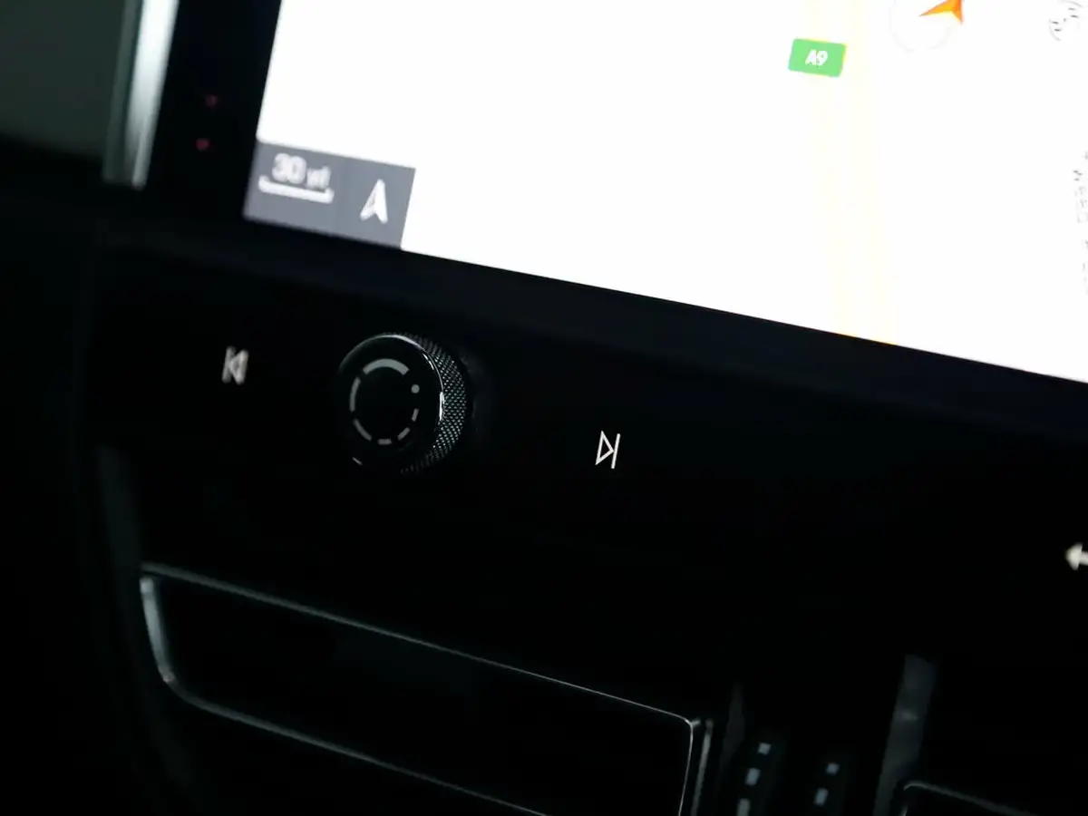 2023-porsche-macan-20-big-31
