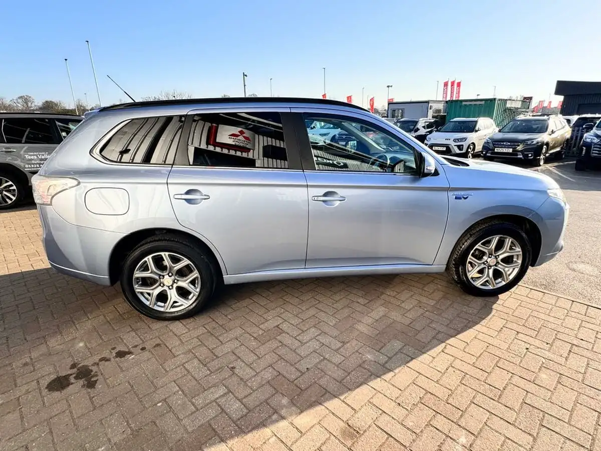 2015-mitsubishi-outlander-20-gx4h-phev-big-3