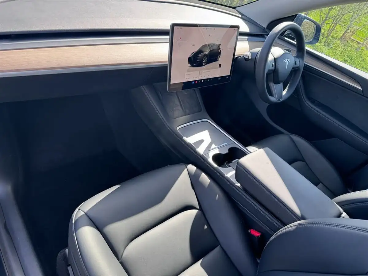 2022-tesla-model-y-e-long-range-big-10