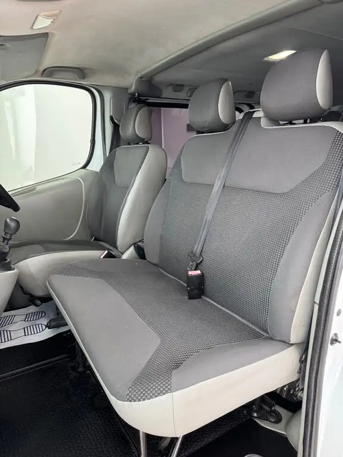 2010-vauxhall-vivaro-20td-2900-swb-combi-big-10