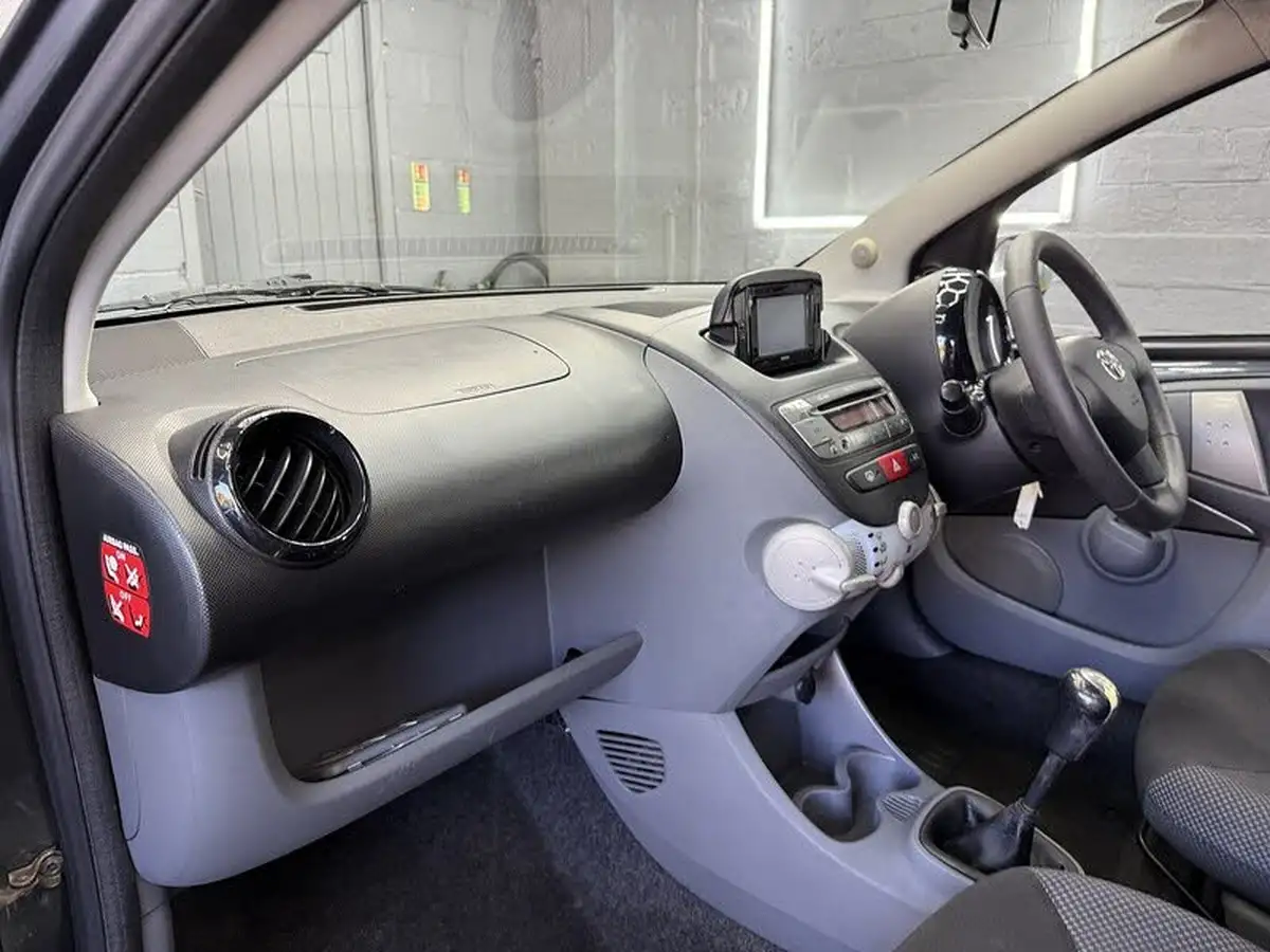 2011-toyota-aygo-10-aygo-go-vvt-i-5d-big-40