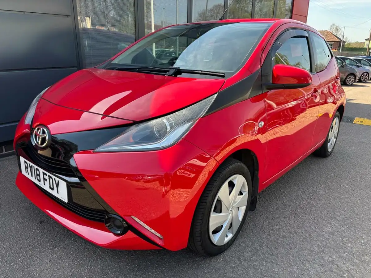 2018-toyota-aygo-10-vvt-i-x-play-71bhp-5d-big-1