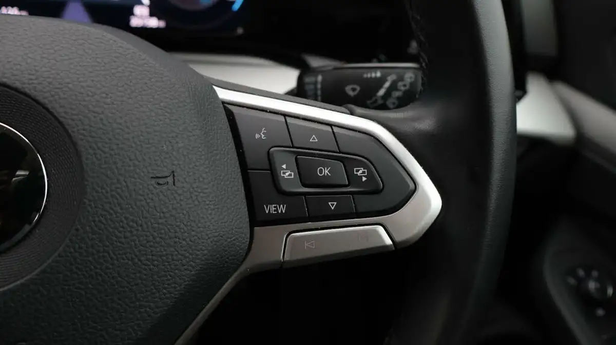 2022-volkswagen-golf-15-tsi-life-130ps-hatchback-big-23