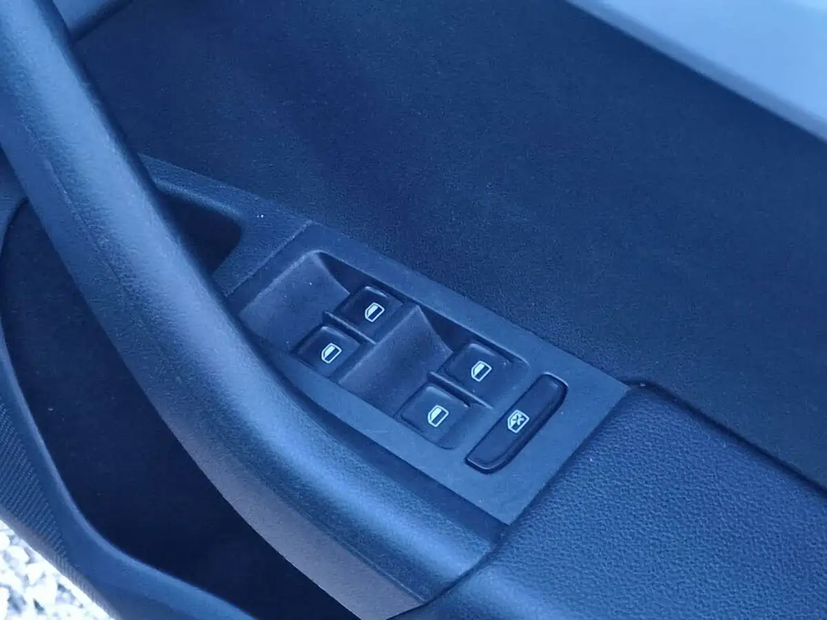 2014-skoda-octavia-16tdi-se-hatchback-big-14