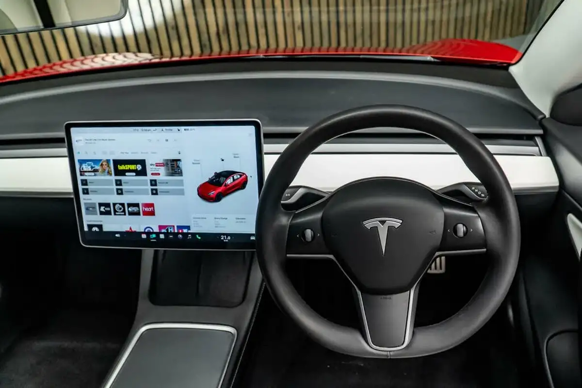2020-tesla-model-3-e-performance-big-25