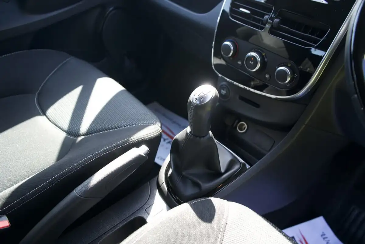 2015-renault-clio-12-dynamique-nav-big-45