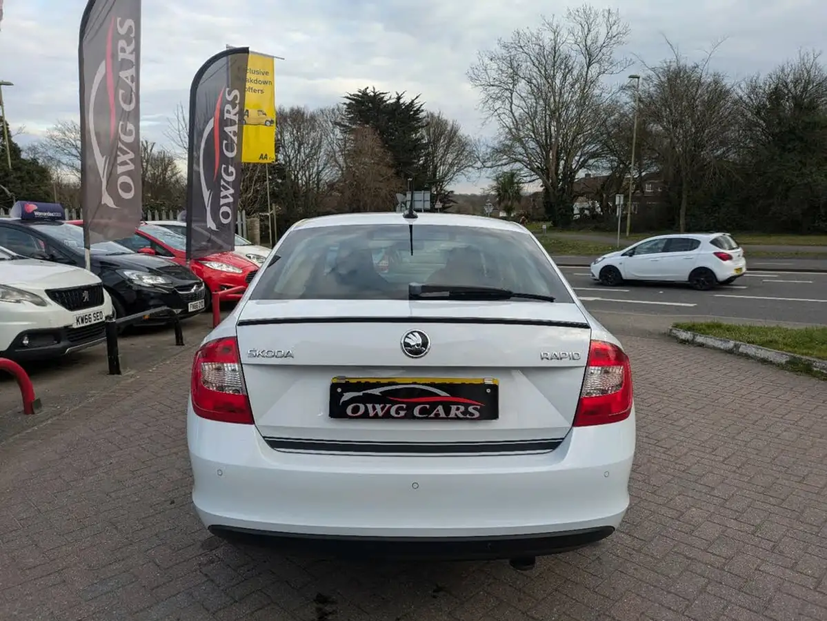 2014-skoda-rapid-12-sport-big-5