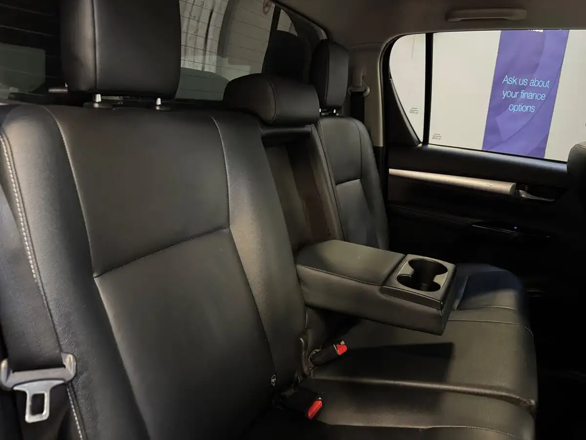 2018-toyota-hi-lux-24d-4d-invincible-32t-ss-big-27