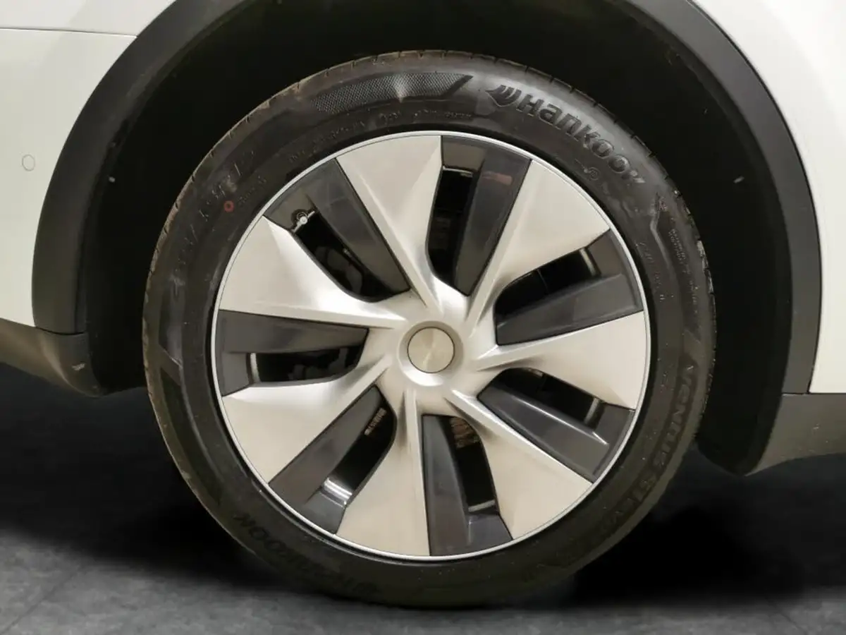 2022-tesla-model-y-e-long-range-big-26
