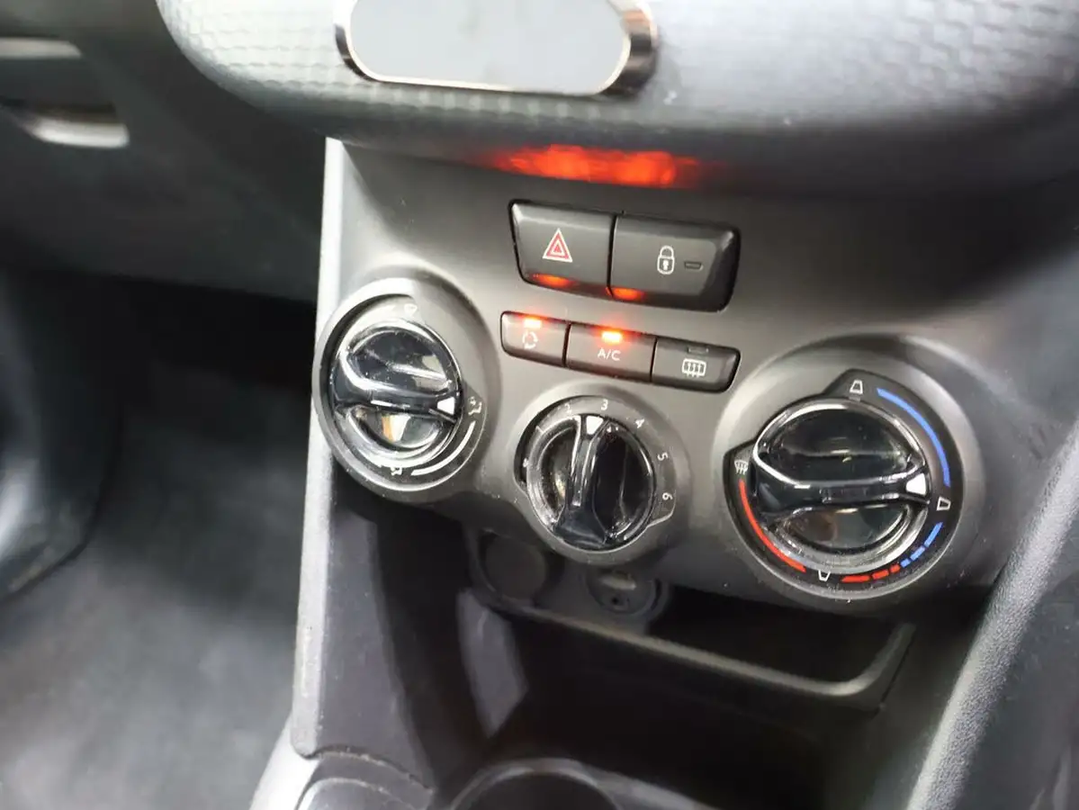 2016-peugeot-208-12-puretech-active-design-lime-5d-big-18