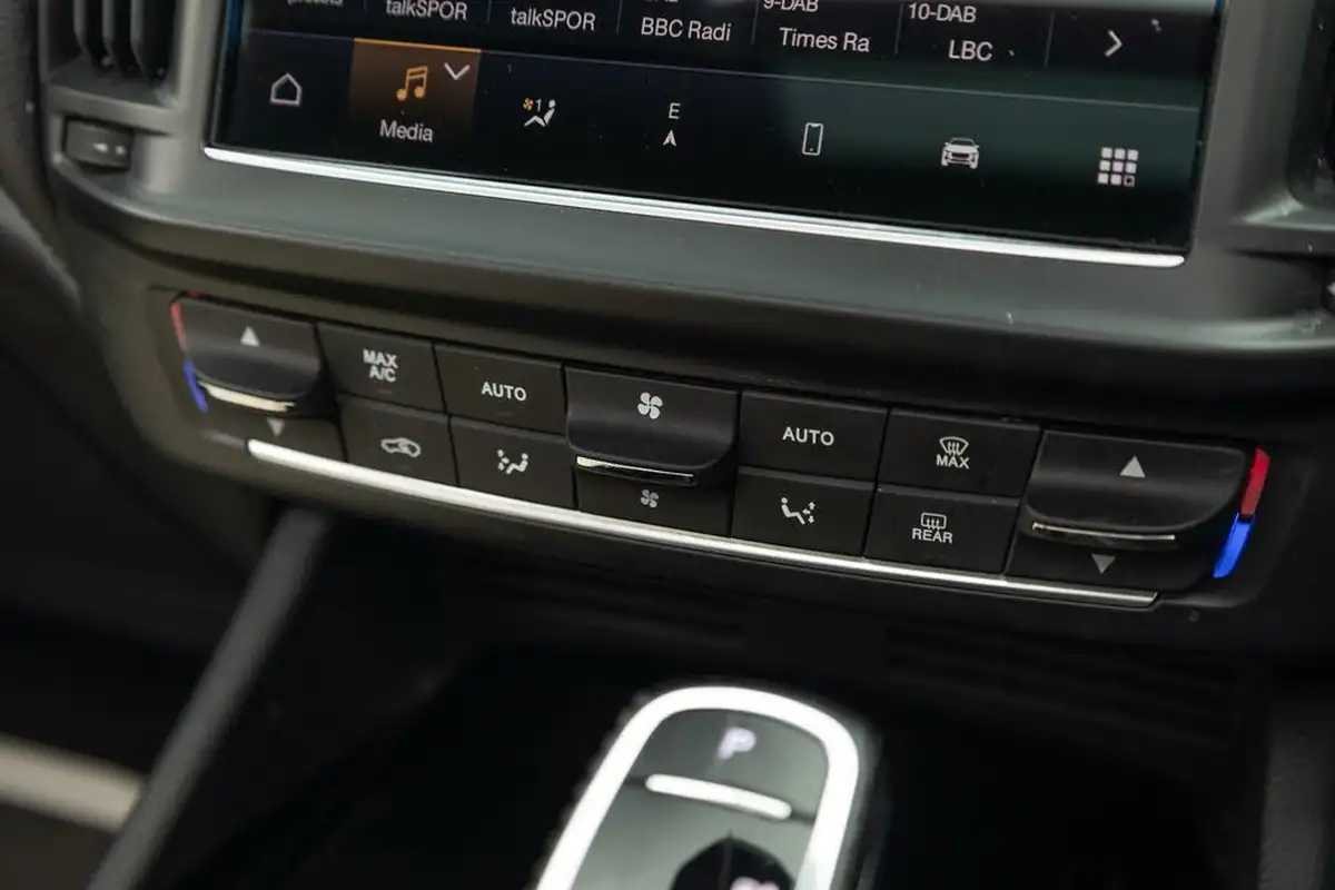 2021-maserati-levante-30-gransport-big-29