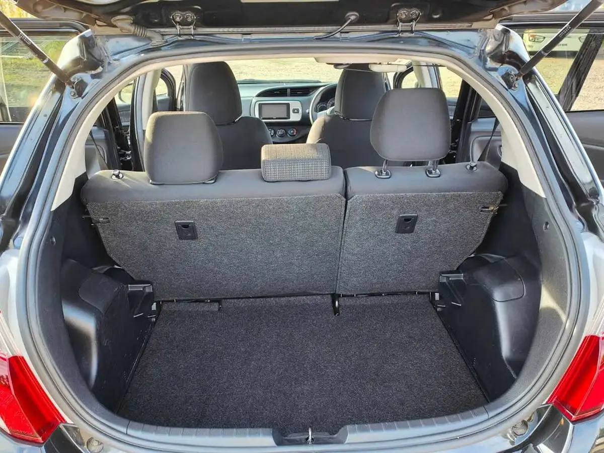 2014-toyota-yaris-big-28