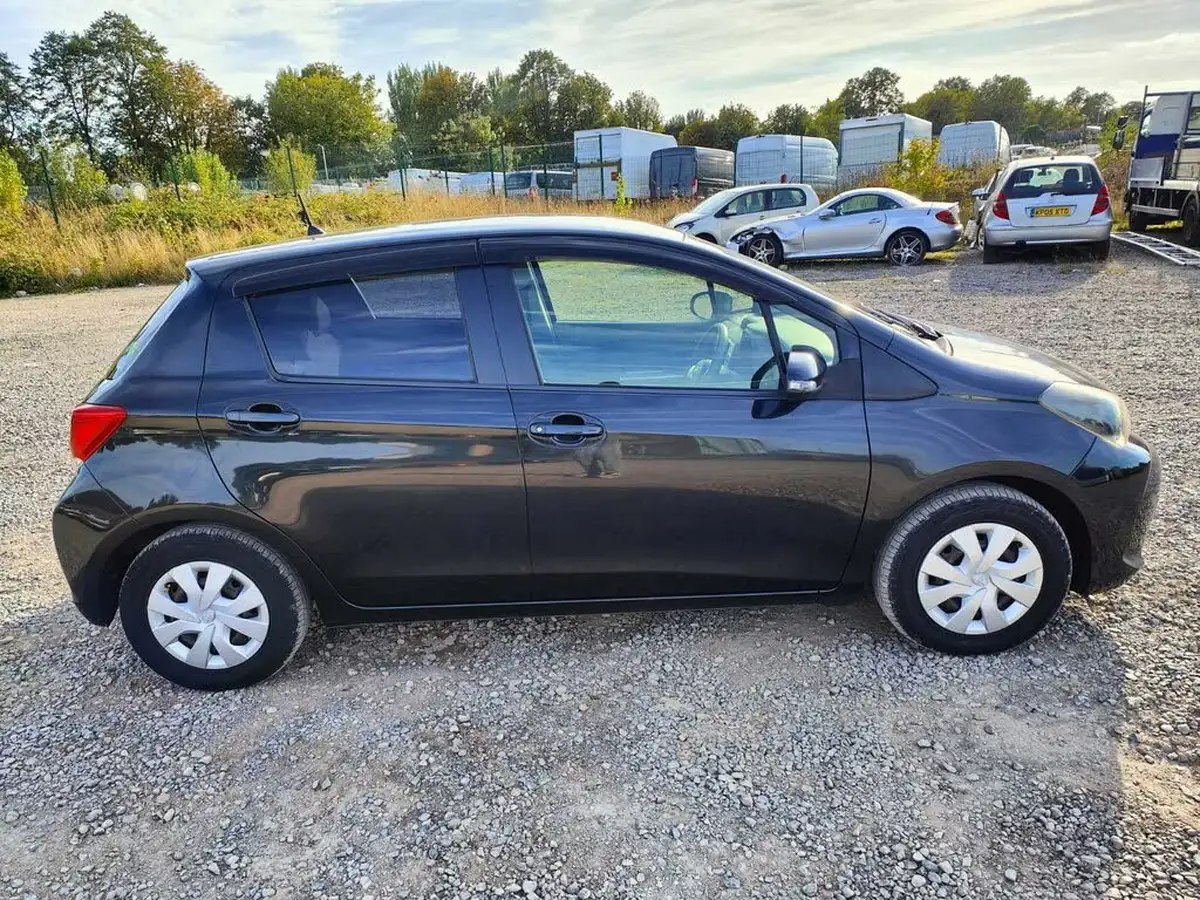 2014-toyota-yaris-big-10