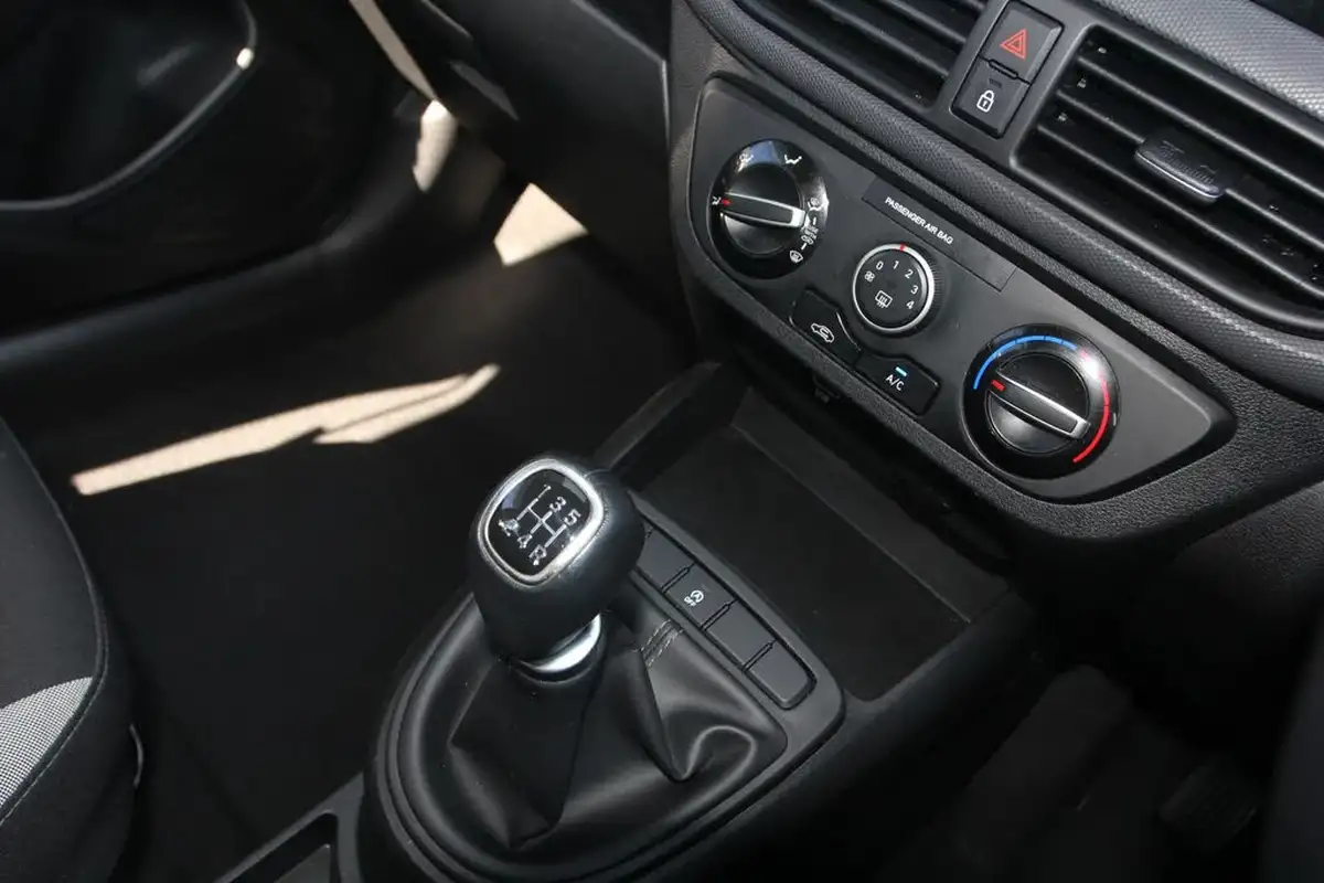 2022-hyundai-i10-10-se-connect-big-17