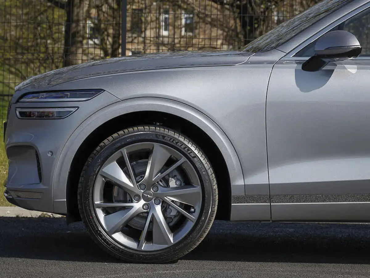 2025-genesis-gv70-big-3