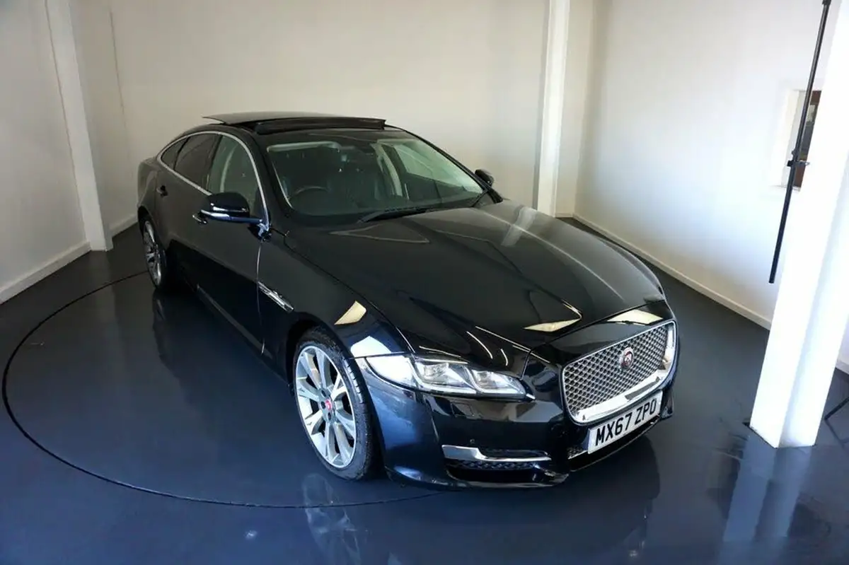 2017-jaguar-xj-series-30td-xj-portfolio-swb-big-13