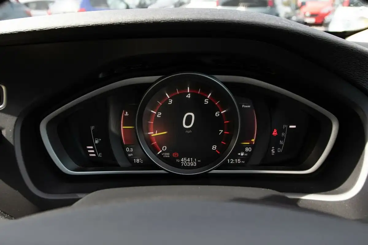 2016-volvo-v40-15-t3-cross-country-pro-big-14