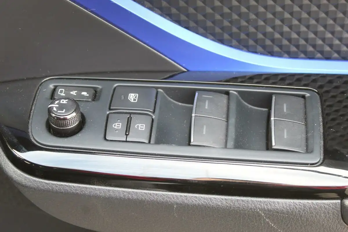 2020-toyota-c-hr-18-vvt-i-dynamic-big-18