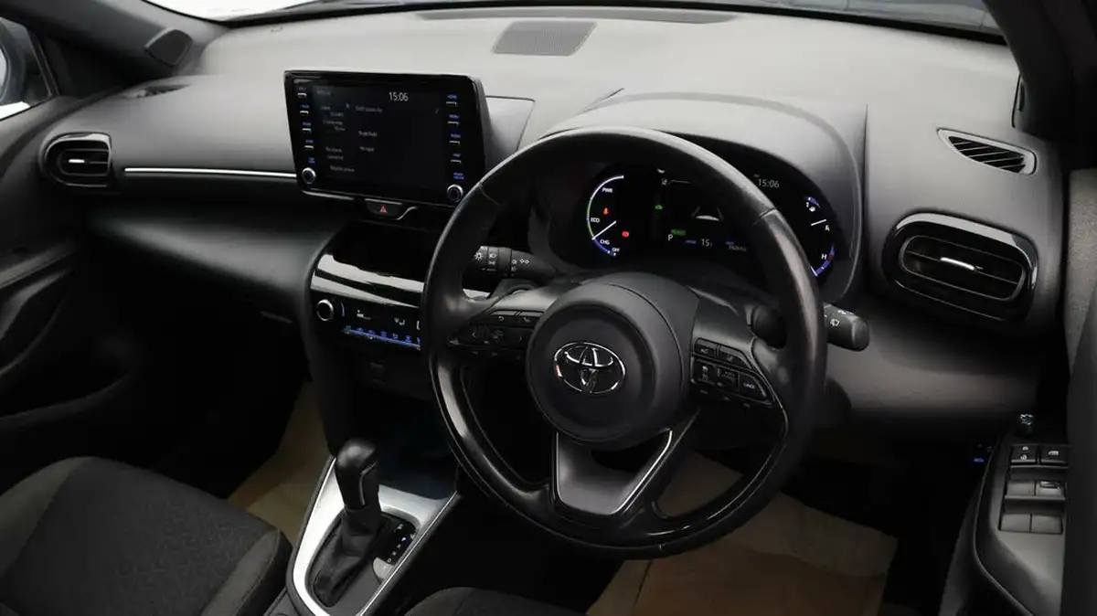 2022-toyota-yaris-15-vvt-i-design-panoramic-roof-big-2