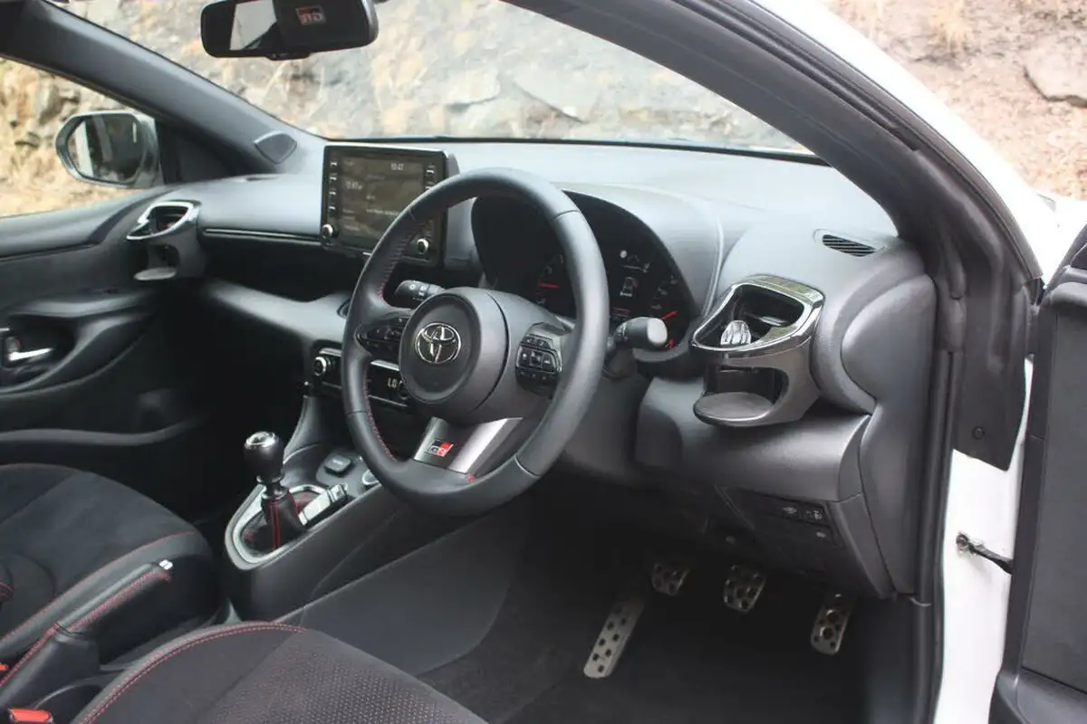 2021-toyota-yaris-16-gr-circuit-pack-big-14