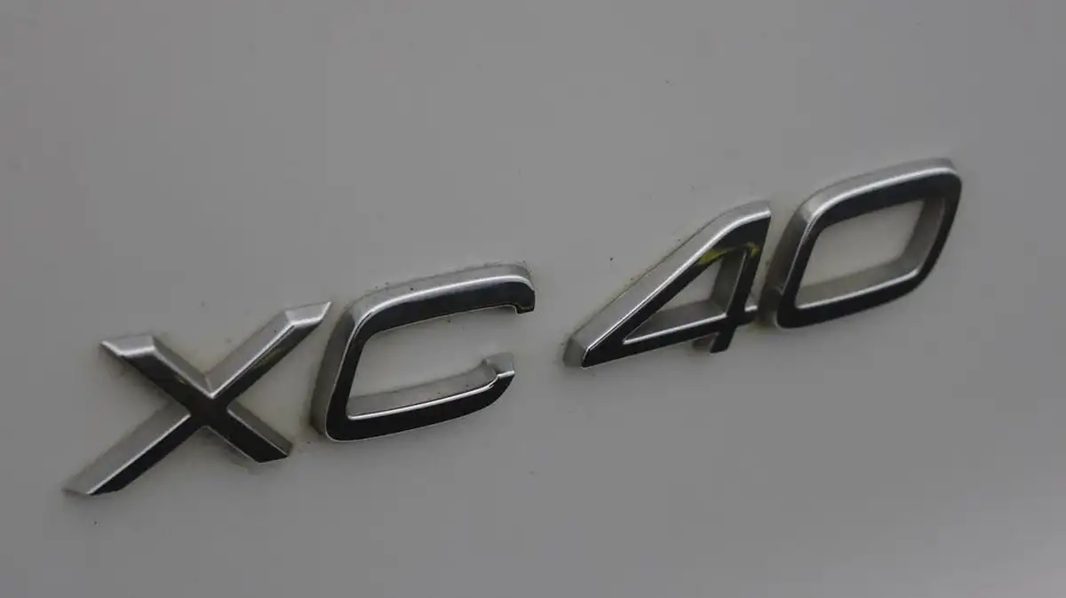2018-volvo-xc40-20td-d3-momentum-pro-geartronic-big-19
