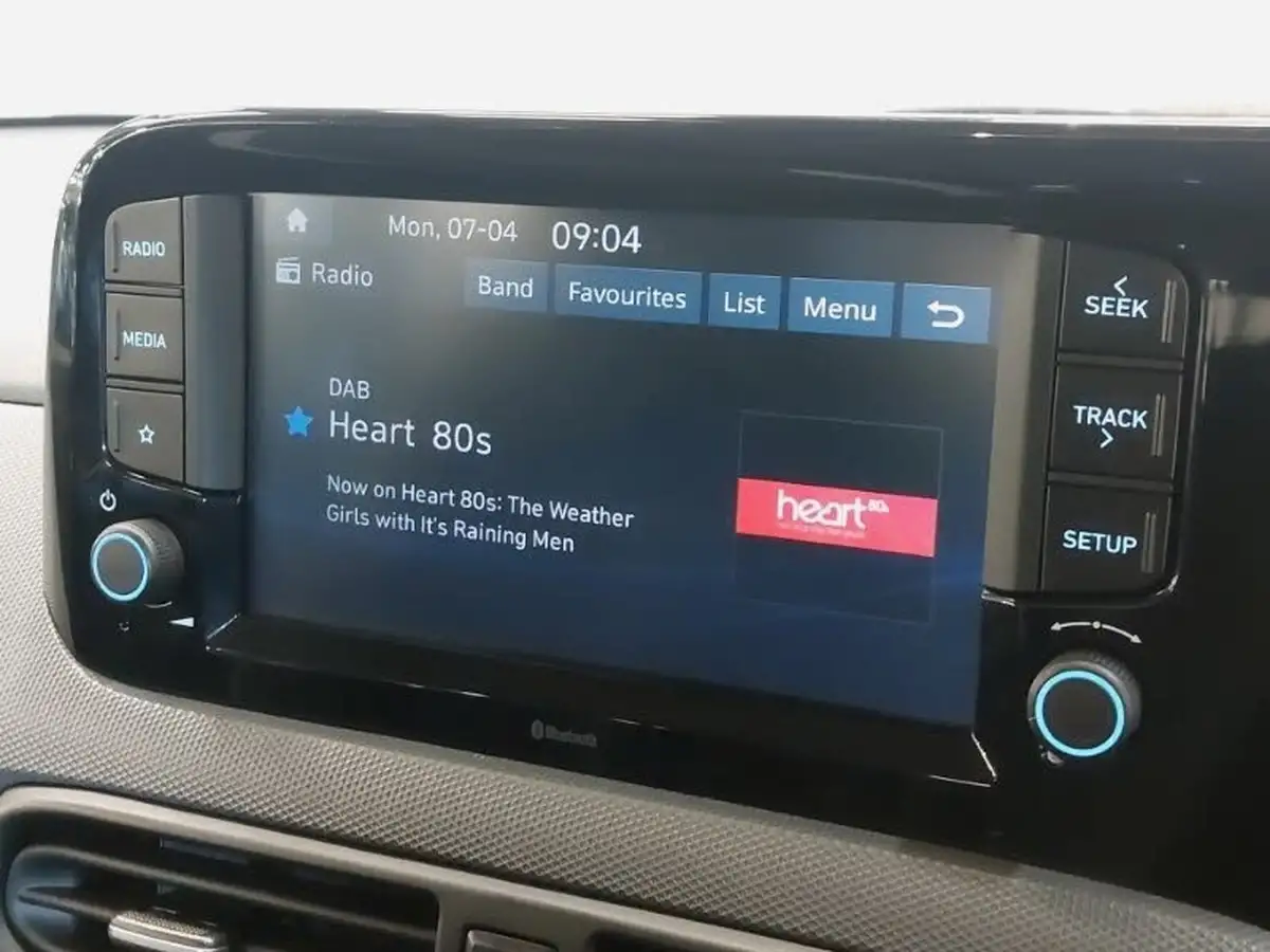 2022-hyundai-i10-10-se-connect-auto-big-13