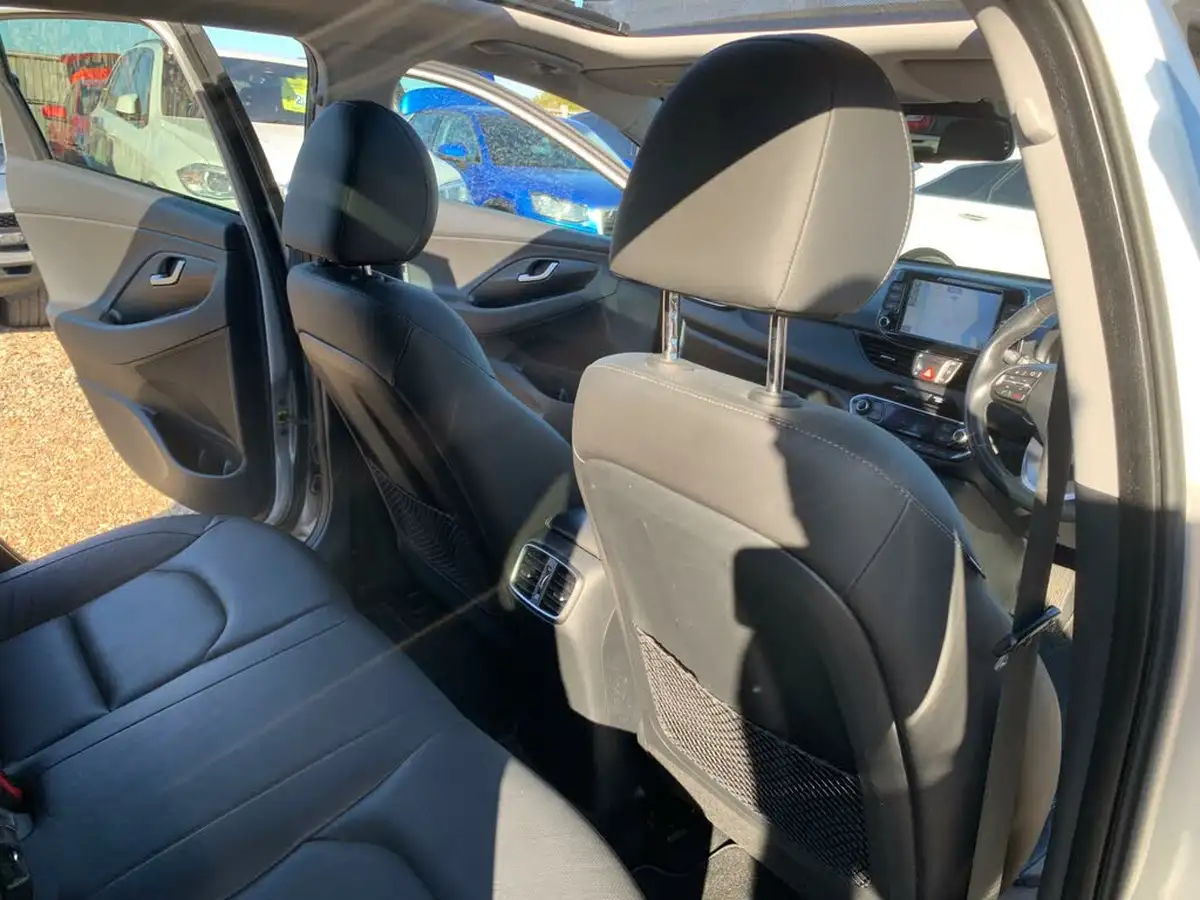 2017-hyundai-i30-16crdi-premium-se-109ps-blue-drive-hatchback-dct-big-50