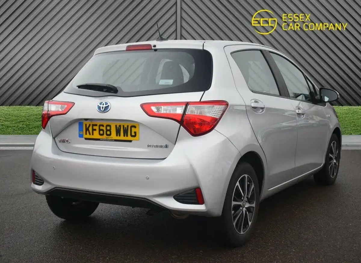 2019-toyota-yaris-15-vvt-i-icon-tech-98bhp-hybrid-1497cc-e-cvt-big-12
