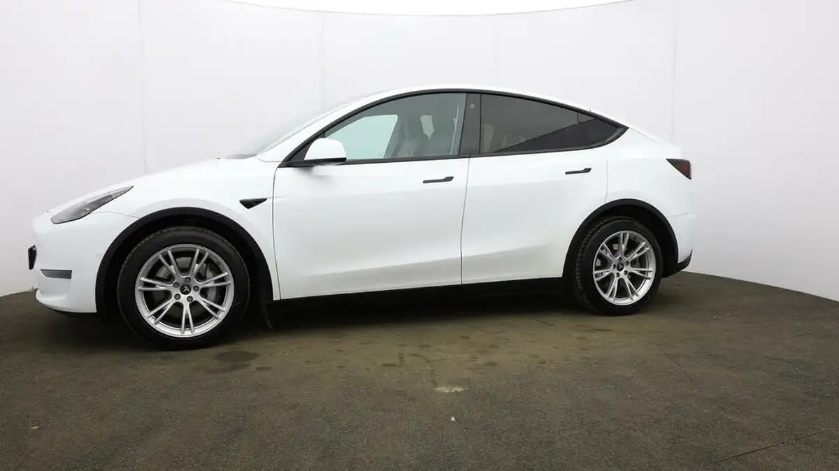 2022-tesla-model-y-e-long-range-big-27