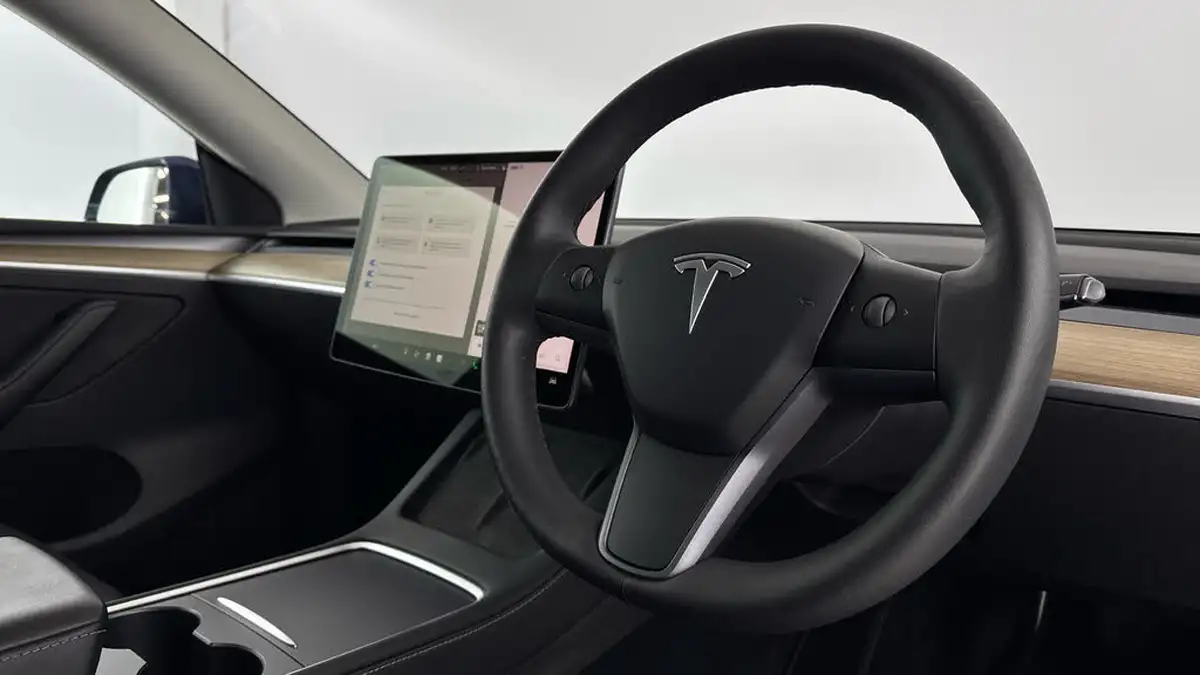 2022-tesla-model-y-e-long-range-big-8