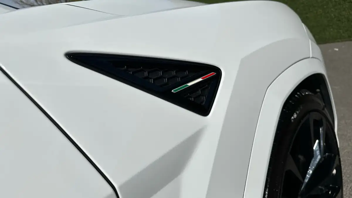 2022-lamborghini-urus-40-no-trim-big-9