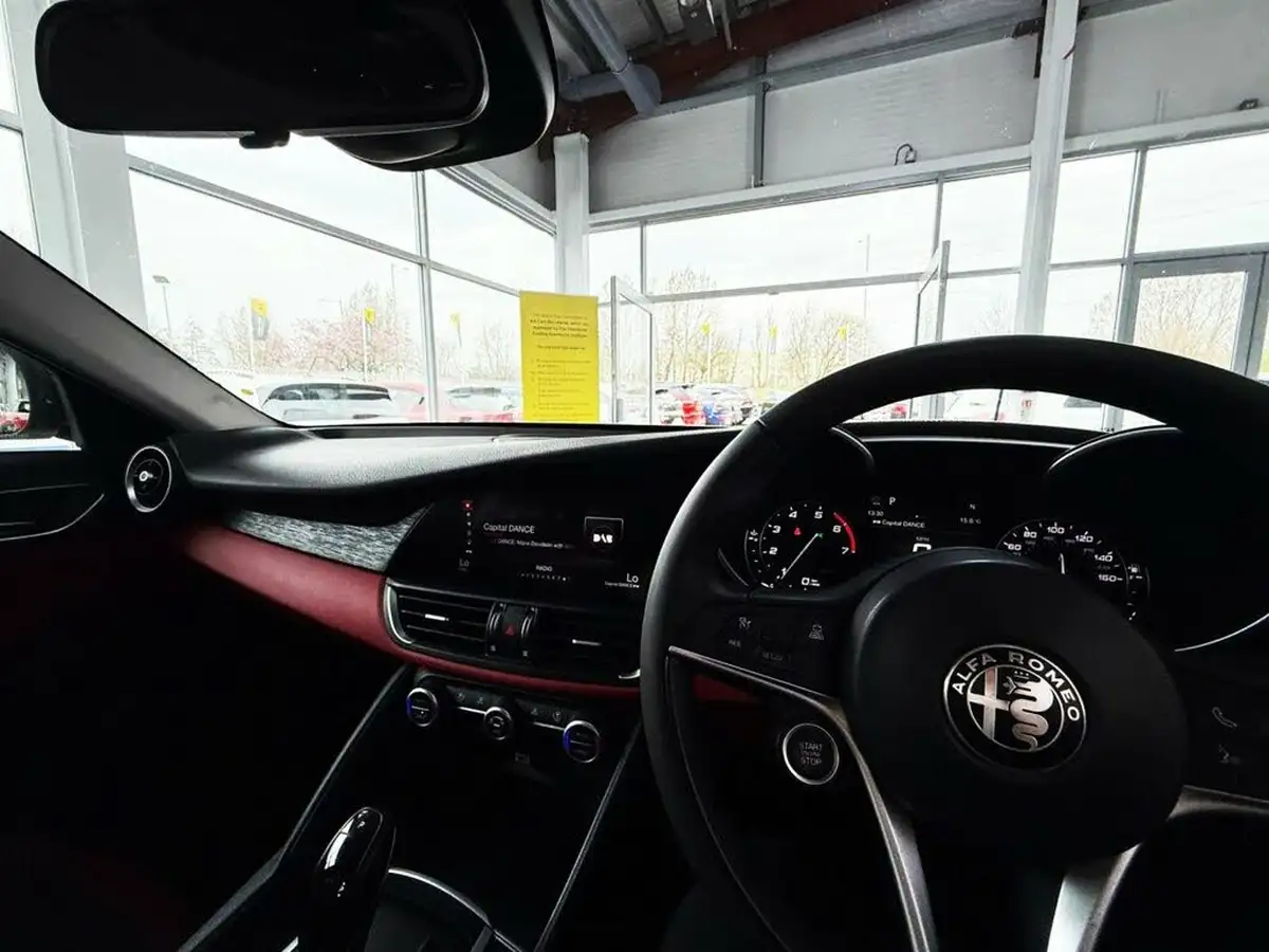 2020-alfa-romeo-giulia-20-nero-edizione-big-15