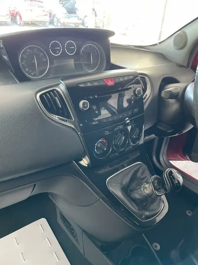 2013-chrysler-ypsilon-12-se-big-12