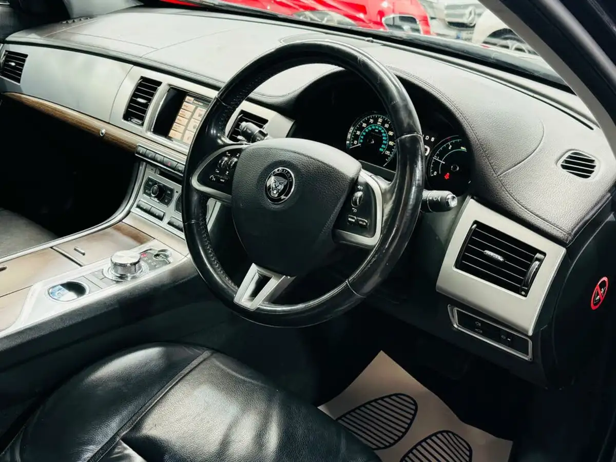 2014-jaguar-xf-22td-luxury-163ps-saloon-4d-big-9