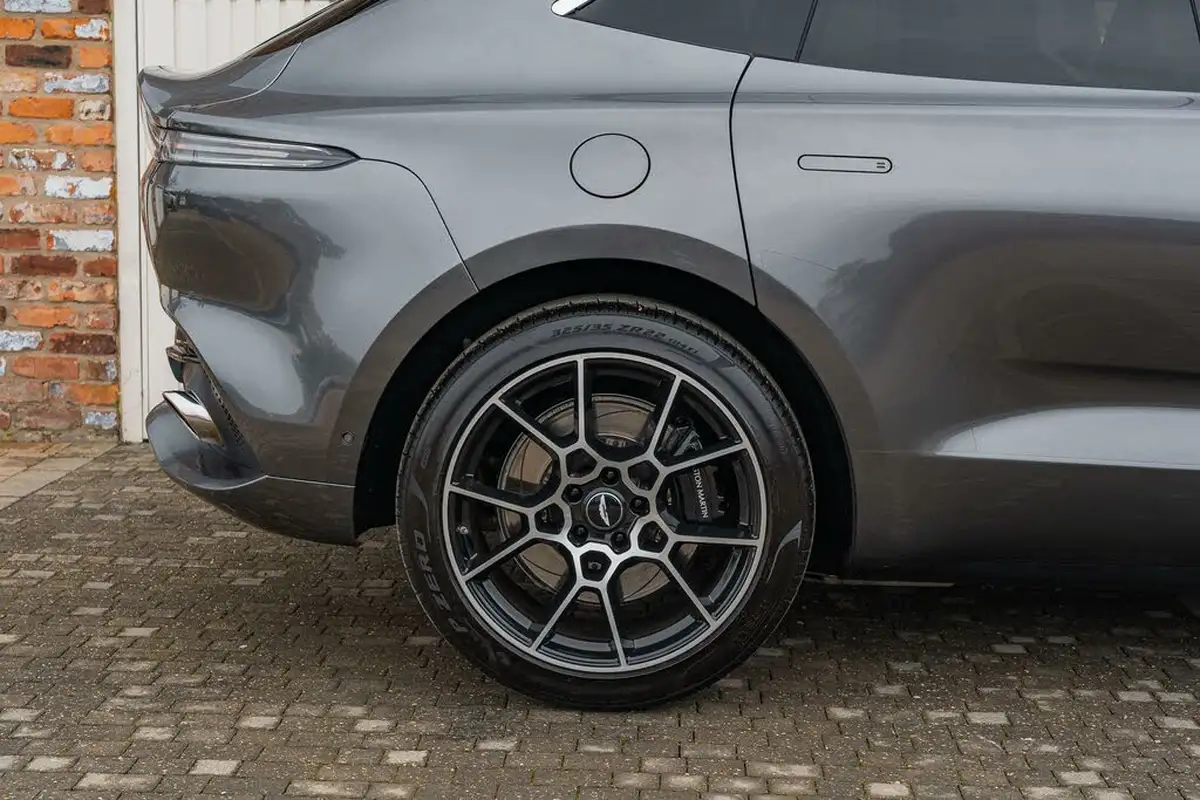 2020-aston-martin-dbx-40-v8-big-23