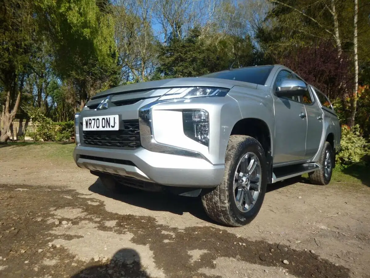 2020-mitsubishi-l200-22di-d-barbarian-auto-big-12