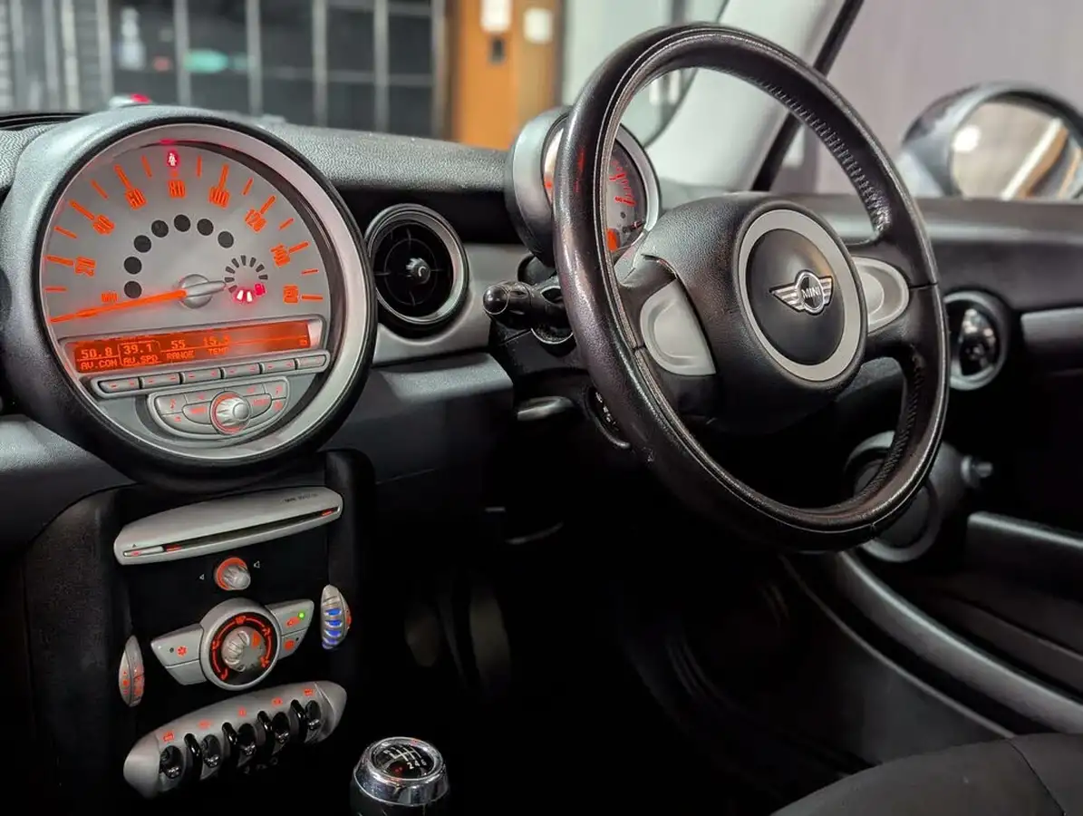 2009-mini-cooper-16-cooper-120bhp-hatchback-3d-big-5