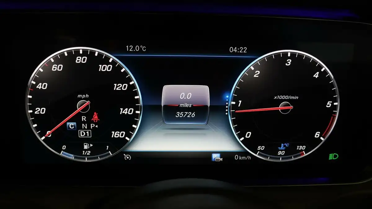 2020-mercedes-benz-e-class-20d-e300d-amg-line-edition-premium-plus-saloon-4d-big-9