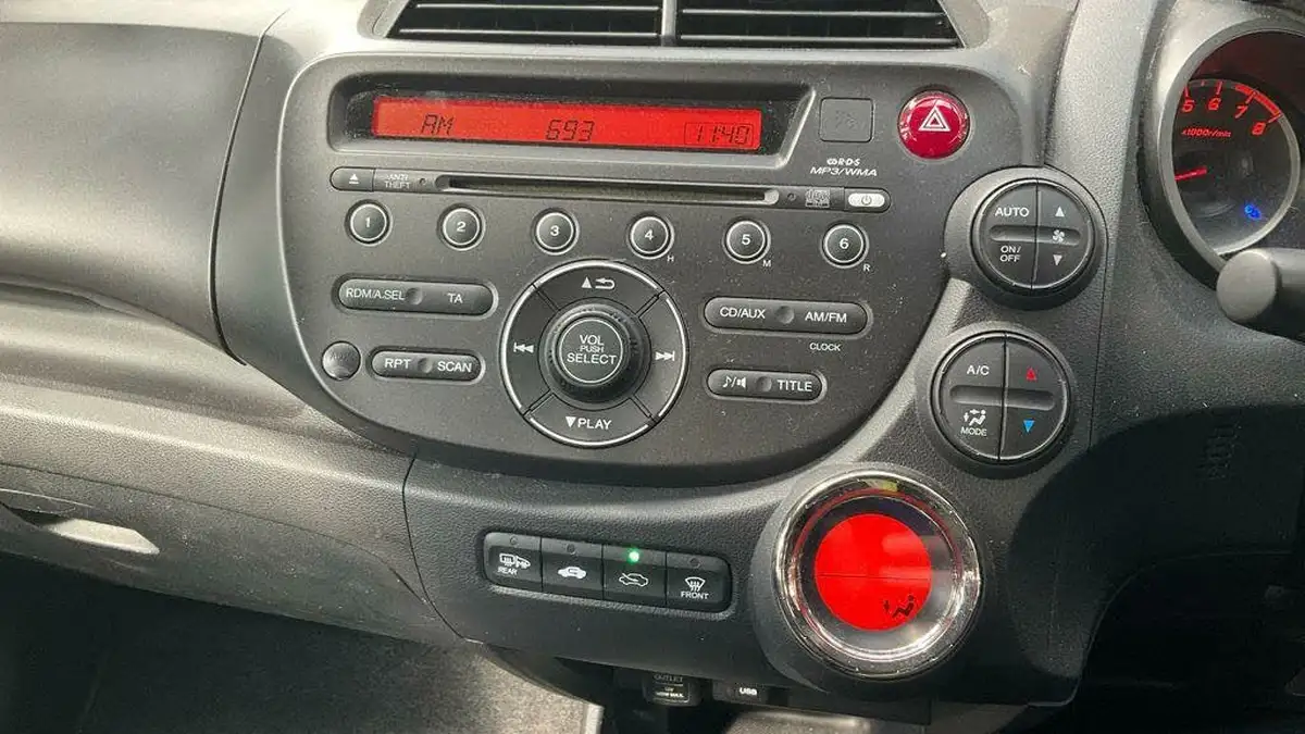 2013-honda-jazz-14-es-cvt-big-2