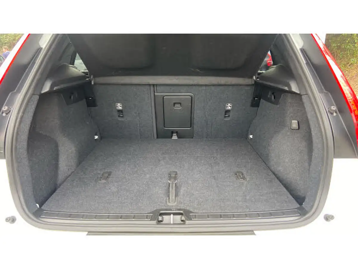 2024-volvo-xc40-20-b3-plus-big-16