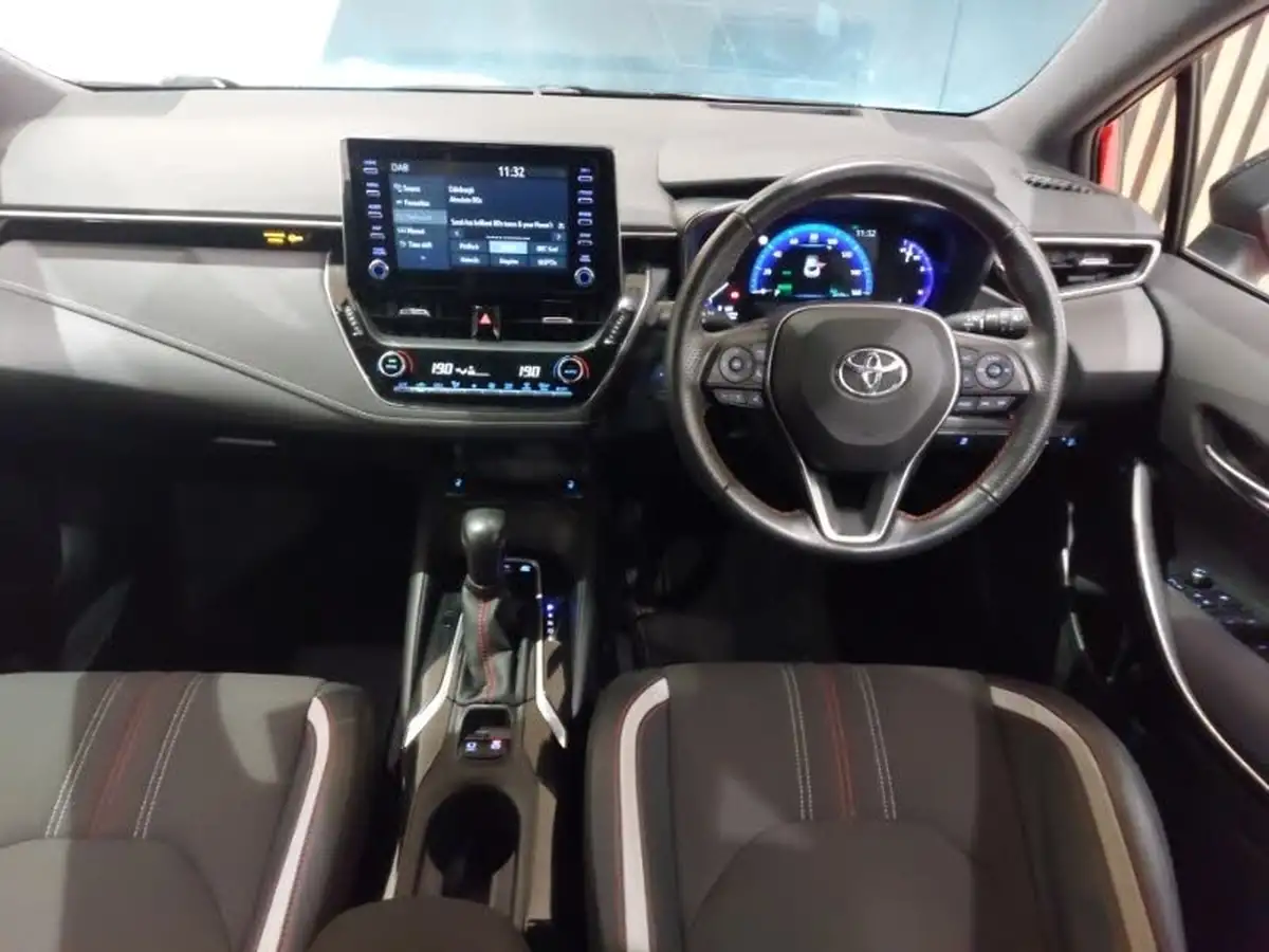 2021-toyota-corolla-18-vvt-i-gr-sport-trk-hatchback-big-2