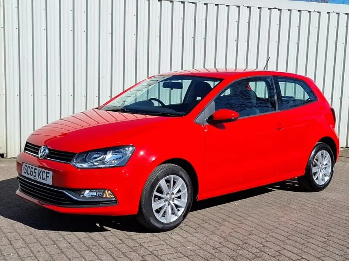2015-volkswagen-polo-10-se-60ps-3d-big-11